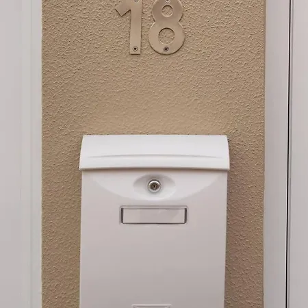 Semesterbostad Debbie & Cris House By Mth *