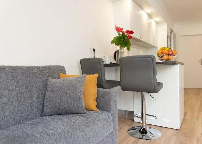 Debbie & Cris House By Mth